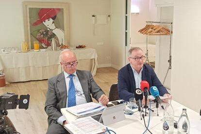 De izquierda a derecha, Manuel Trigo y Paco Llopis, representantes de las empresas de ITV en la Comunidad Valenciana, este martes en Valencia. / B. R.