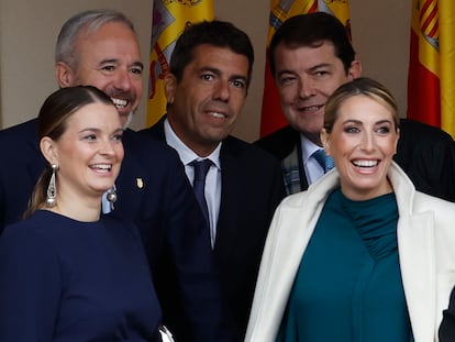 De izquierda a derecha, la presidenta de Baleares, Marga Prohens; de Aragón, Jorge Azcón, de la Comunidad Valenciana, Carlos Mazón; de Castilla y León, Alfonso Fernández Mañueco, y de Extremadura, María Guardiola, a su llegada al desfile por el Día de la Fiesta Nacional en Madrid, el 12 de octubre.