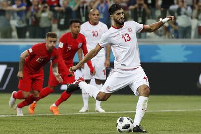 El jugador de la selección de Túnez Ferjani Sassi marca desde los once metros.