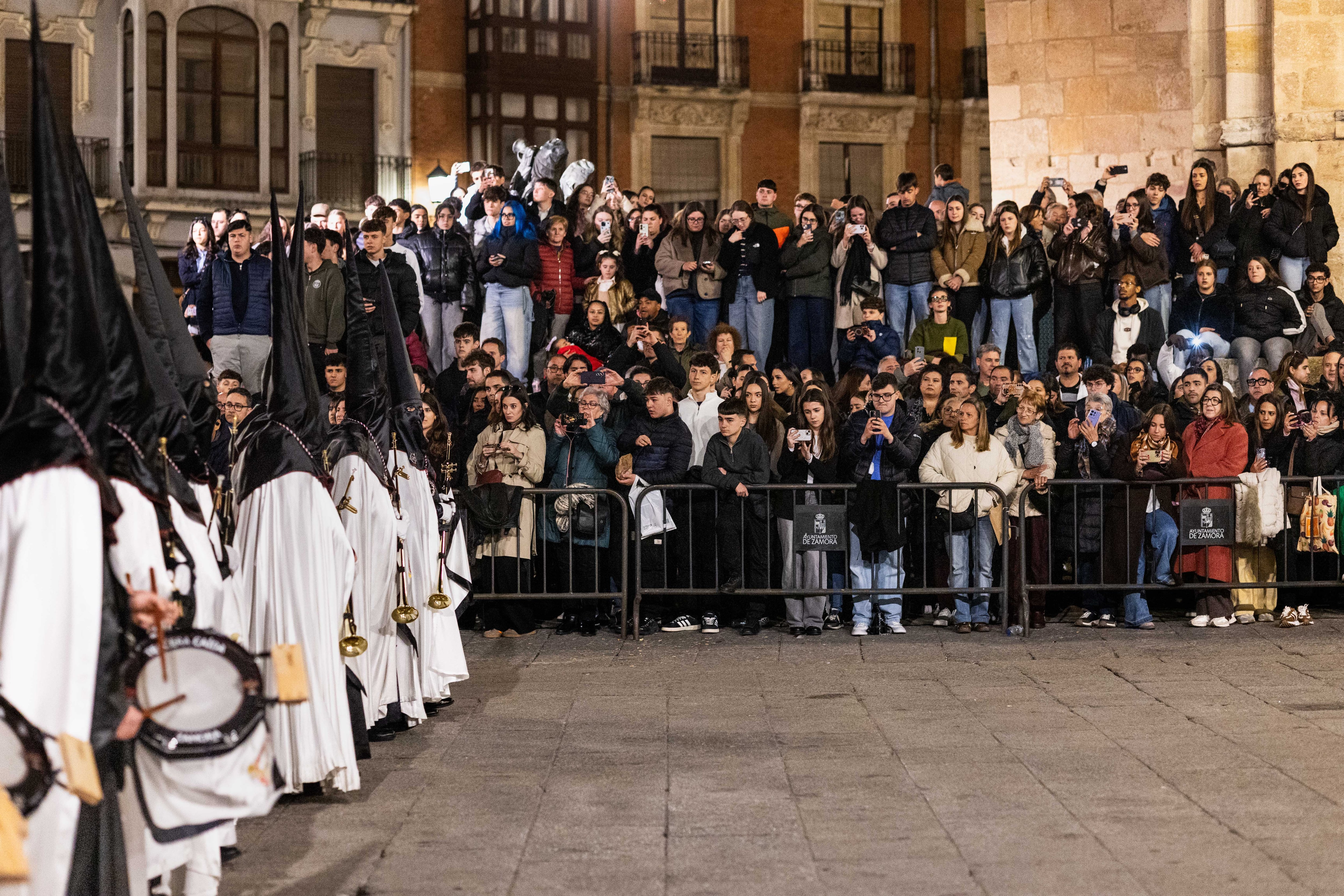 La procesión de La Tercera Caída llega a la Plaza Mayor de Zamora. 