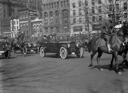 El 4 de marzo de 1921, Warren G. Harding se convirtió en el primer presidente  en usar un vehículo motorizado, un Packard Twin Six Touring, durante el desfile tras su juramento. Harding falleció de manera natural en el cargo en 1923.  