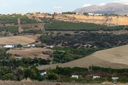 Vista general donde se ubicaría el vertedero y el centro de residuos, con el Tajo de Ronda al fondo. 