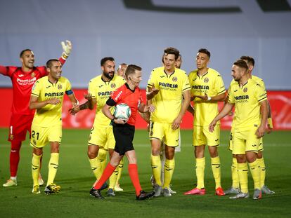 Los jugadores del Villarreal protestan a Hernández Hernández durante el duelo ante el Madrid.