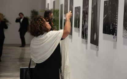 Uma mulher visita uma exposição de fotografia em Miami.