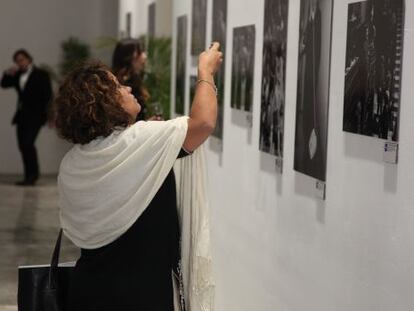 Uma mulher visita uma exposição de fotografia em Miami.