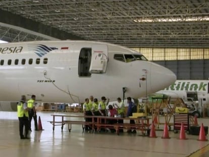 Técnicos inspecionam um Boeing 737 MAX 8 em um hangar do aeroporto de Soekarno Hatta, em Jacarta (Indonésia).