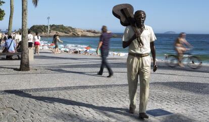 La estatua de Tom Jobim en la playa de Ipanema, en Río de Janeiro.