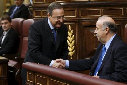 Florentino Pérez saluda a Del Bosque ayer en el Congreso mientras Casillas, al fondo, observa la escena.