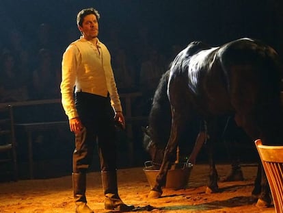 El actor Ivan Benet con el caballo &#039;Juguet&oacute;n&#039;, en un ensayo de &lsquo;Bodas de Sangre&rsquo;, de Oriol Broggi. 