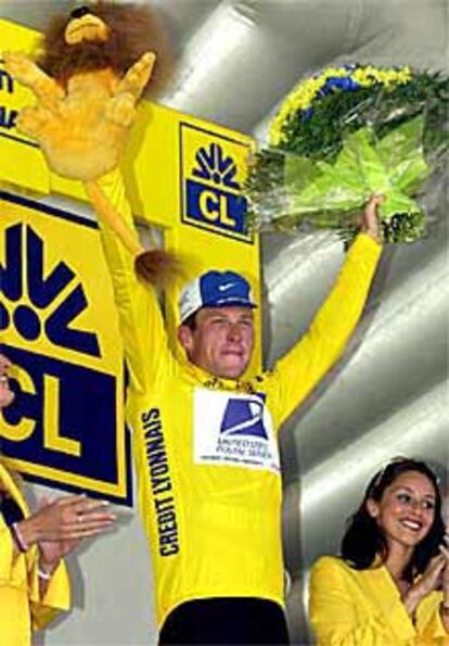 Armstrong, ayer en el podio con su primer jersey amarillo en este Tour.