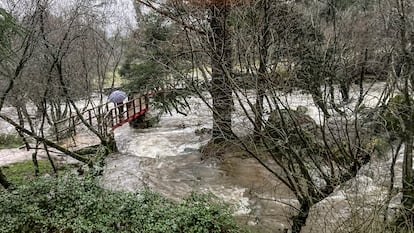 El rio Manzanares por la zona de Cantocochino, este viernes.