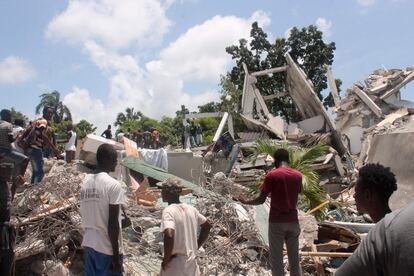 Un equipo de rescate busca supervivientes entre los escombros de lo que era el Hotel Manguier, en Les Cayes.