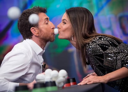 Pablo Motos, durante una prueba en 'El Hormiguero' que consistía en acercar mucho su rostro al de la supermodelo Alessandra Ambrosio.