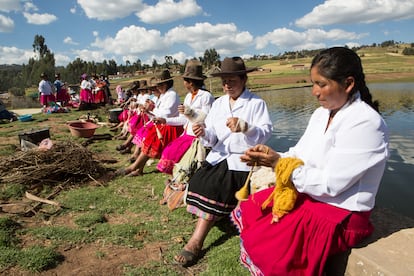 En la imagen, tejedoras indígenas de Chacán, en Cuzco, Perú, preparan los tintes naturales con los que colorean la lana que emplean en la producción de sus tejidos.