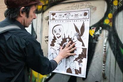Mutis, miembro del colectivo 'El Cártel', frente a una de sus creaciones.