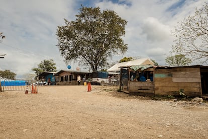 La entrada al campamento de migrantes en Lajas Blancas est custodiada por Senafront, restringiendo el acceso sin autorizacin. 