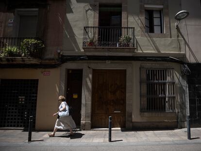 Fachada de la vivienda de la calle de Benet Mercadé, en el barrio de Gracia, que intentó vender la trama.