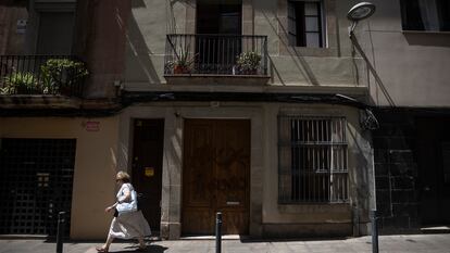 Fachada de la vivienda de la calle de Benet Mercadé, en el barrio de Gracia, que intentó vender la trama.