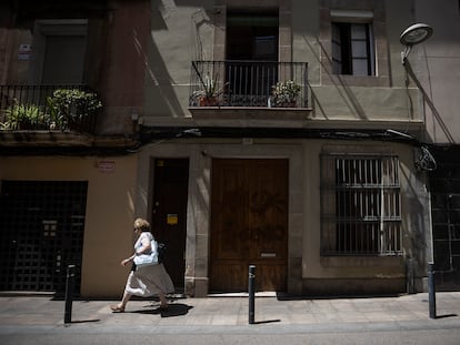 Fachada de la vivienda de la calle de Benet Mercadé, en el barrio de Gracia, que intentó vender la trama.