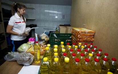 Una voluntaria de la asamblea local de Mislata (Valencia) prepara los alimentos para repartir a las 20 familias que cada día se acercan al local a recoger bienes de primera necesidad.