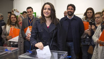 La candidata al Congrés de Diputats per Ciutadans, Inés Arrimadas, vota al col·legi Ausiàs March de Barcelona.