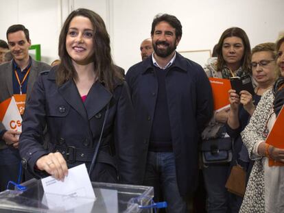 La candidata al Congrés de Diputats per Ciutadans, Inés Arrimadas, vota al col·legi Ausiàs March de Barcelona.