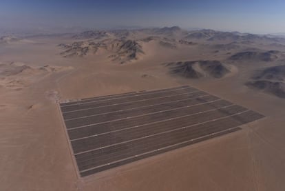 Vista a&eacute;rea de Amanecer Solar, el parque de tecnolog&iacute;a fotovoltaica m&aacute;s grande de Am&eacute;rica Latina, que ha desarrollado SunEdison en Copiap&oacute;, en el norte de Chile.