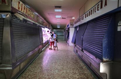 El mercado de Los Mostenses, cerca de Plaza de Espa?a, donde muchos puestos estn ya cerrados por vacaciones. 