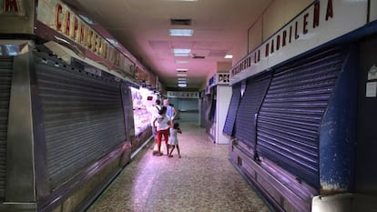 El mercado de Los Mostenses, cerca de Plaza de España, donde muchos puestos están ya cerrados por vacaciones. 