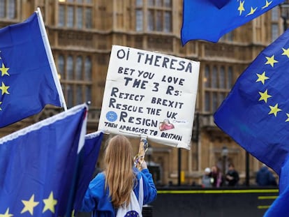 Manifestantes contrários ao Brexit protestam em frente ao Parlamento em Londres.