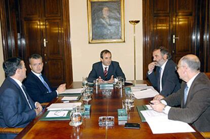 Reunión del mando único. De izquierda a derecha: Carlos Gómez Arruche, Antonio Camacho, José Antonio Alonso, José Luis de Benito y Víctor García.