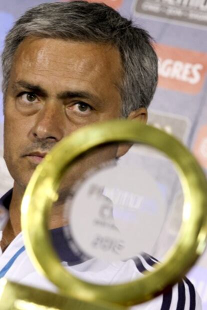 Mourinho, con el premio de la asociación de periodistas portugueses.