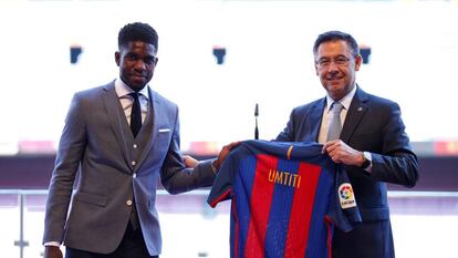 El presidente del FC Barcelona, Josep Maria Bartomeu, presenta a la nueva incorporaci&oacute;n Samuel Umtiti. 