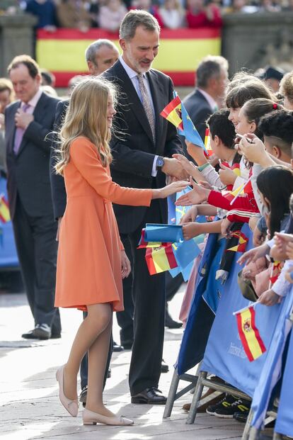 El rey Felipe VI y la infanta Sofía también se han acercado a saludar a los ciudadanos.