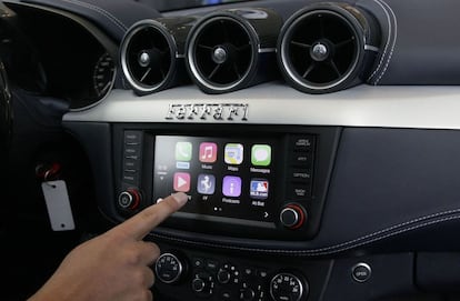 Las aplicaciones de Apple para el coche, CarPlay, en un Ferrari.
