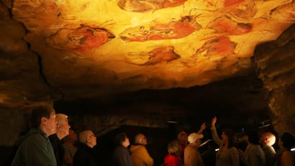 Varias personas visitan la neocueva, una reproducción de la cueva de Altamira, en Cantabria.