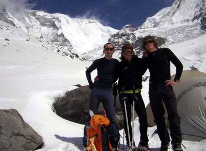 Horia, Iñaki y Don a los pies el Annapurna