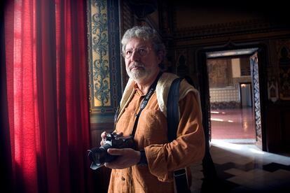 El fotógrafo Toni Catany, retratado trabajando en el Palacio Ducal de Gandía (Valencia), en 2006.