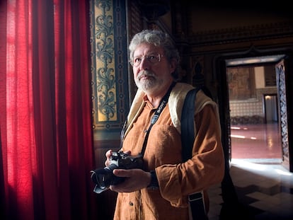 El fotógrafo Toni Catany, retratado trabajando en el Palacio Ducal de Gandía (Valencia), en 2006.