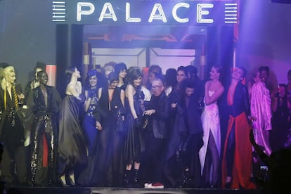 Jean-Paul Gaultier, en el centro, baila con las modelos durante su desfile en París.