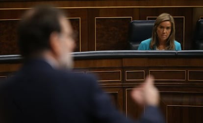 Rajoy y Ana Mato durante un pleno del Congreso el pasado octubre.