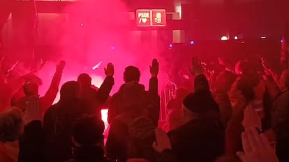 Manifestantes de la Falange cantan el 'Cara al sol' frente a la sede del PSOE en la calle Ferraz de Madrid en febrero de 2024.