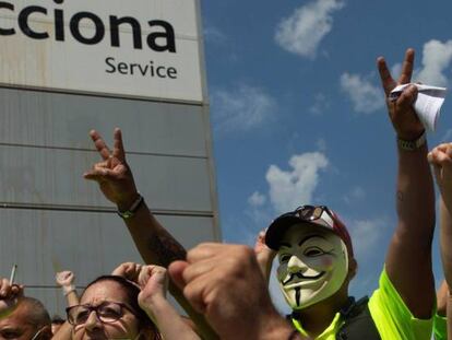 Trabajadores de Acciona Facility Services, en la planta de Nissan de Barcelona.