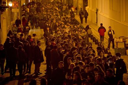 El velorio del compositor y cantante se celebró en la noche del jueves 4 de septiembre en la sede de la Legislatura en Buenos Aires. Miles de seguidores espararon en una larga hilera. En el momento en que se abrieron las puertas a las 9 de la noche, había ya más de quince cuadras de cola.