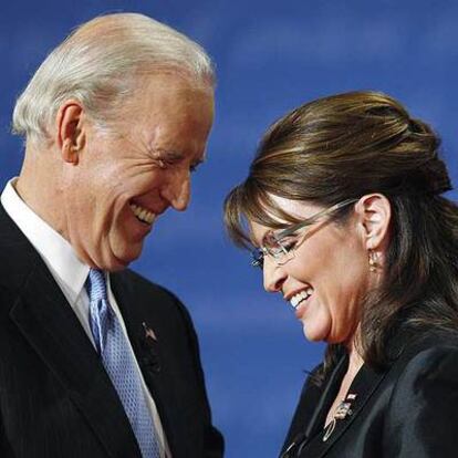 Joe Biden y Sarah Palin charlan después del debate.