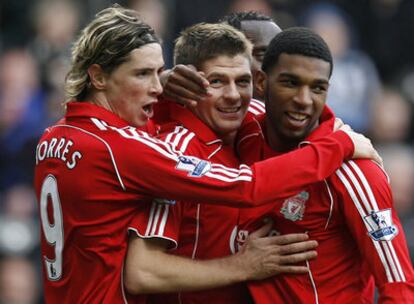 Torres, Gerrard y Babel celebran el gol de éste último frente al Newcastle
