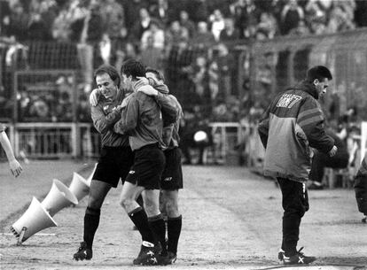 Martín González, Urban y Bustingorri celebran un gol al Madrid en 1991. / MIGUEL GENER