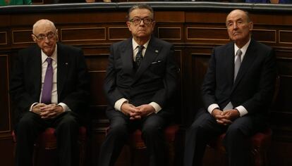 Los tres ponentes vivos de la Constitución, José Pedro Pérez-Llorca, Miguel Herrero y Rodríguez de Miñón y Miquel Roca, este jueves en el Congreso.