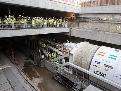Empleados de Metro de Sevilla, ayer, en las obras del túnel.
Periodistas, políticos y trabajadores contemplaban ayer la puesta en marcha de la tuneladora del metro de Sevilla.