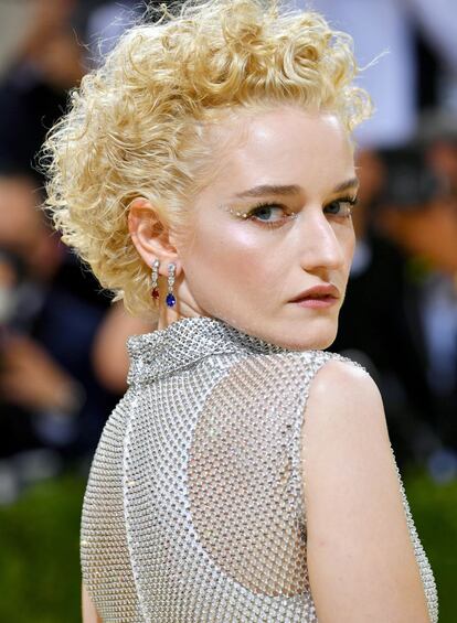 La actriz Julia Garner combinó su brillante vestido plateado de Stella McCartney en la Met Gala con pegatinas en forma de diamantes alrededor de los ojos.